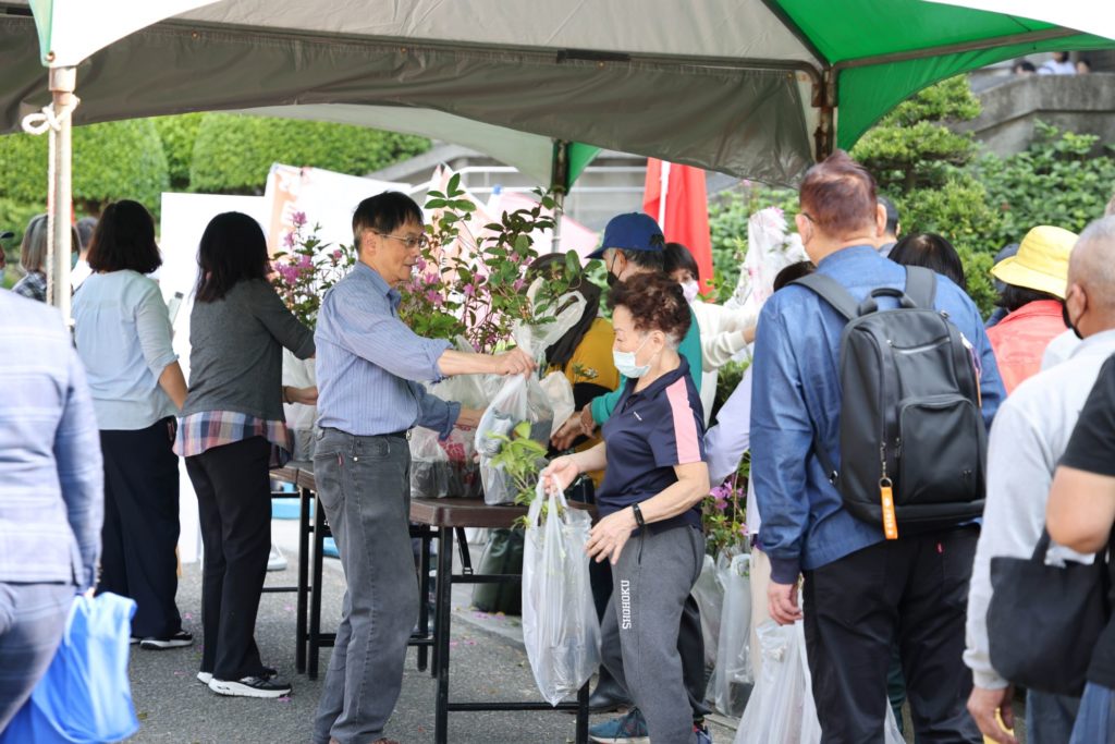 ▲植樹節活動贈樹苗給民眾,場面相當熱烈。(圖/國父紀念館 提供)