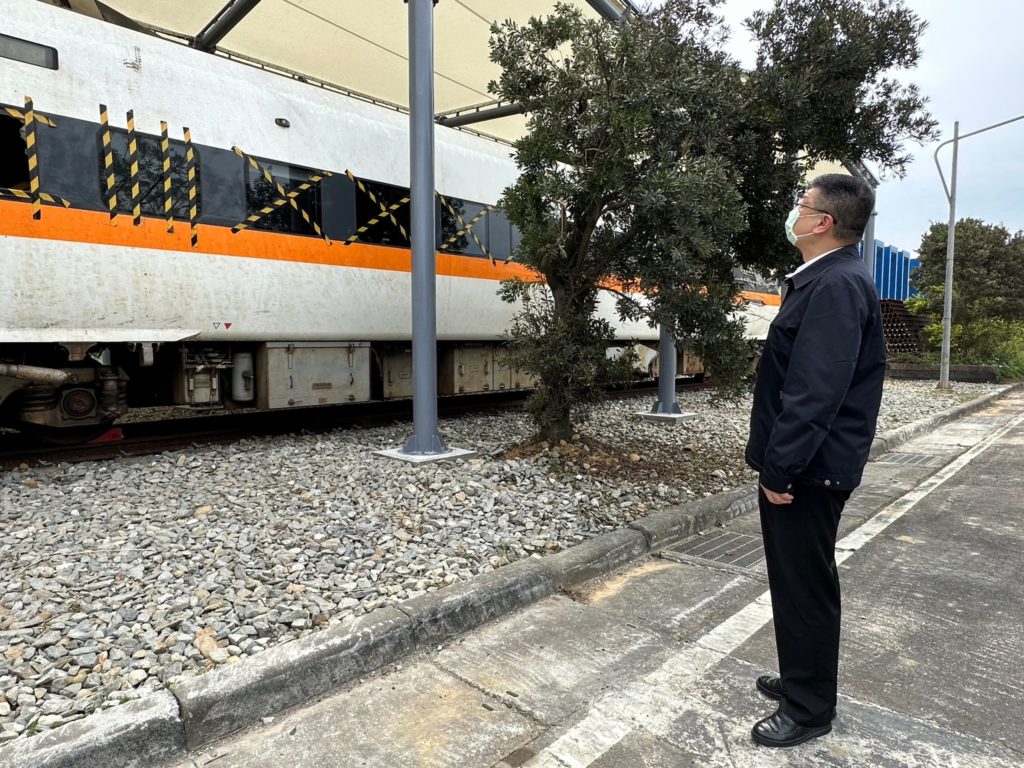 ▲杜微局長視察臺鐵車輛的維護情形。（圖/臺鐵 提供）