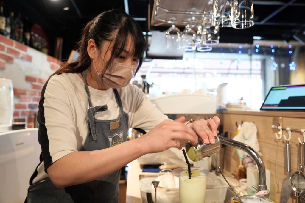 ▲調製茶品讓店家推廣三峽茶藝不遺餘力。（圖/新北農業局 提供）