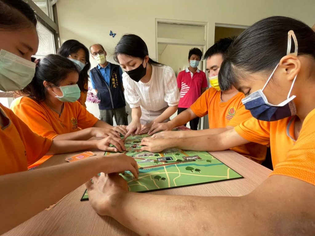 111年青年何懿庭將友善視障桌遊帶入啟明學校，讓視障生透過點字桌遊認識家鄉文