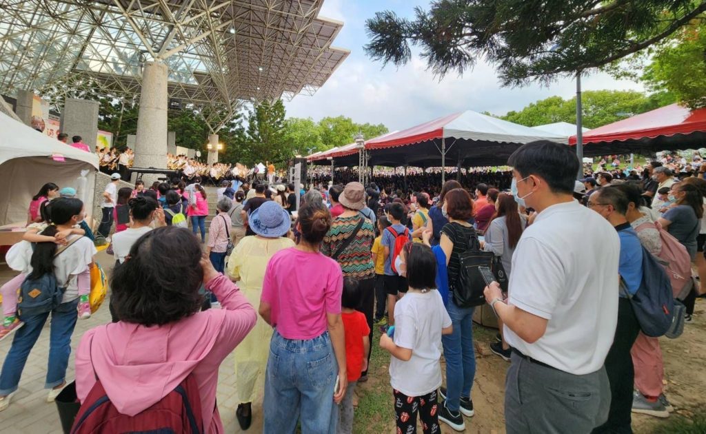 ▲親子音樂會現場擠進近萬名民眾，不少市民坐躺草地觀看音樂會，樂在其中。（記者 辛澎祥/攝）