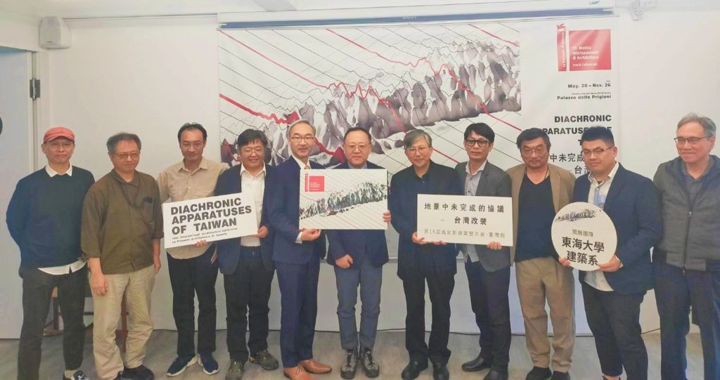 ▲活動主協辦方與政府暨校際策展代表,以大合照合影留念。(記者 辛澎祥/攝)