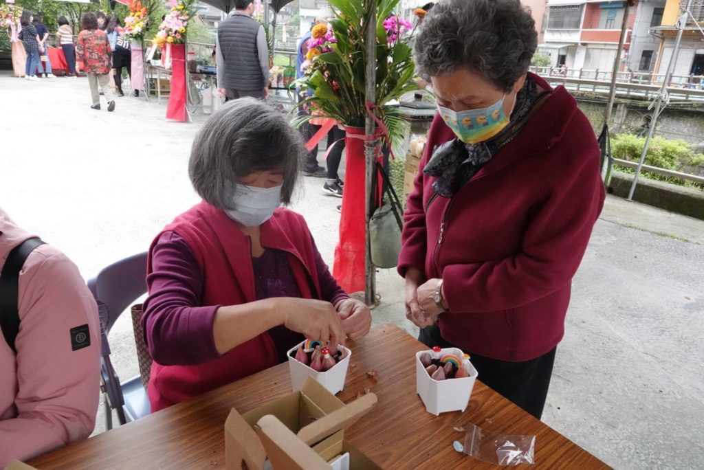 ▲民眾學習珠蔥的栽種。（圖/新北農業局 提供）