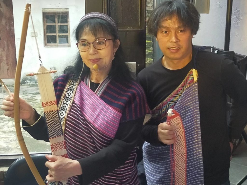 ▲弓藝師彭玉鳯（左）與兒子展現原住民泰雅族人的弓藝創作，彰顯特有的工藝文化。（記者 辛澎祥/攝）