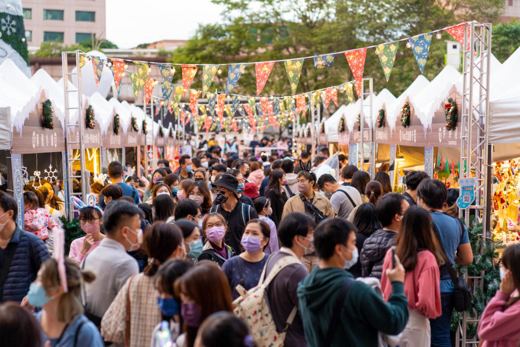 新北市政府積極帶領新北嚴選業者參與耶誕市集等各種展售，屢創商機。（圖/經發局提供）