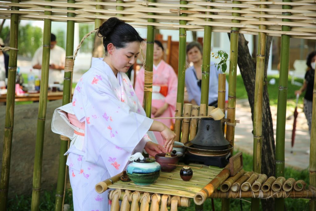 ▲活動現場有來自日本的貴賓展演特有的茶道文化。（圖/工藝中心 提供）