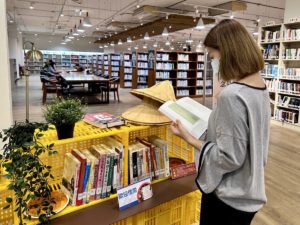 各區圖書館4月底前推出「說臺灣話__念臺灣味書展」，歡迎來看展