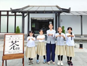 茶博館與坪林國小合作「小茶人曉茶席」活動，由可愛的小茶人駐館為民眾奉茶