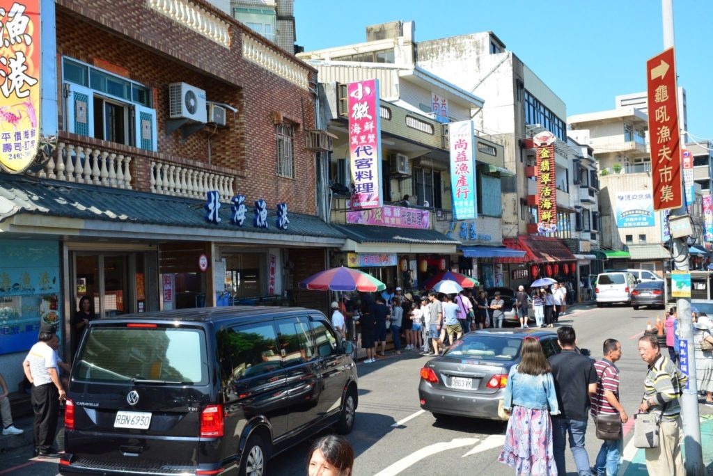 ▲富基漁港的遊客與食客如織，漁港也顯得格外熱鬧。（圖/新北漁業處 提供）