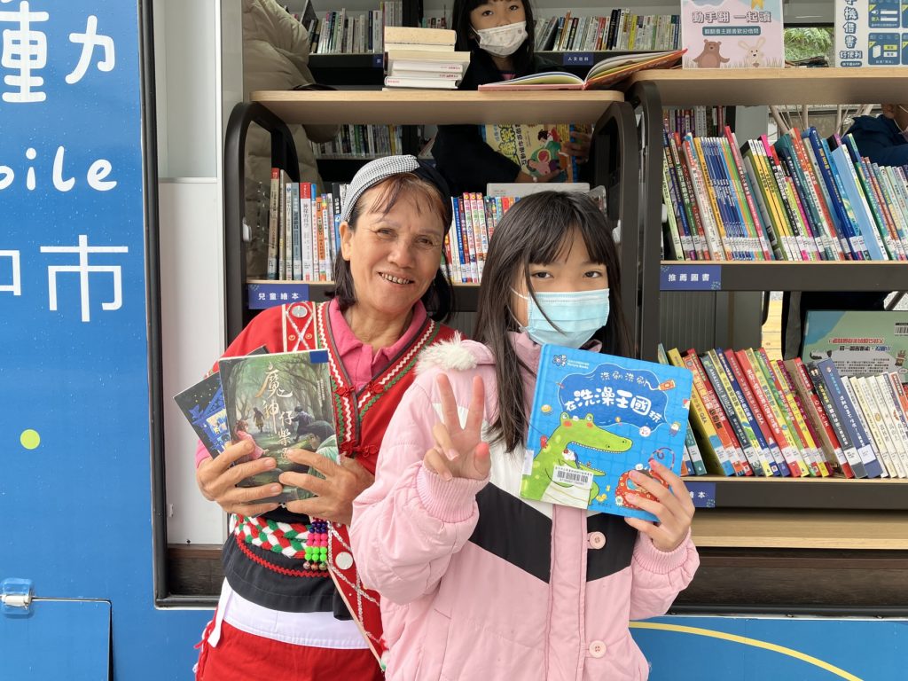 行動圖書車深受偏鄉民眾及學童喜愛。（圖/文化局提供）