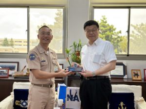 ▲臺鐡局長杜微與海軍官校長官合影留念。