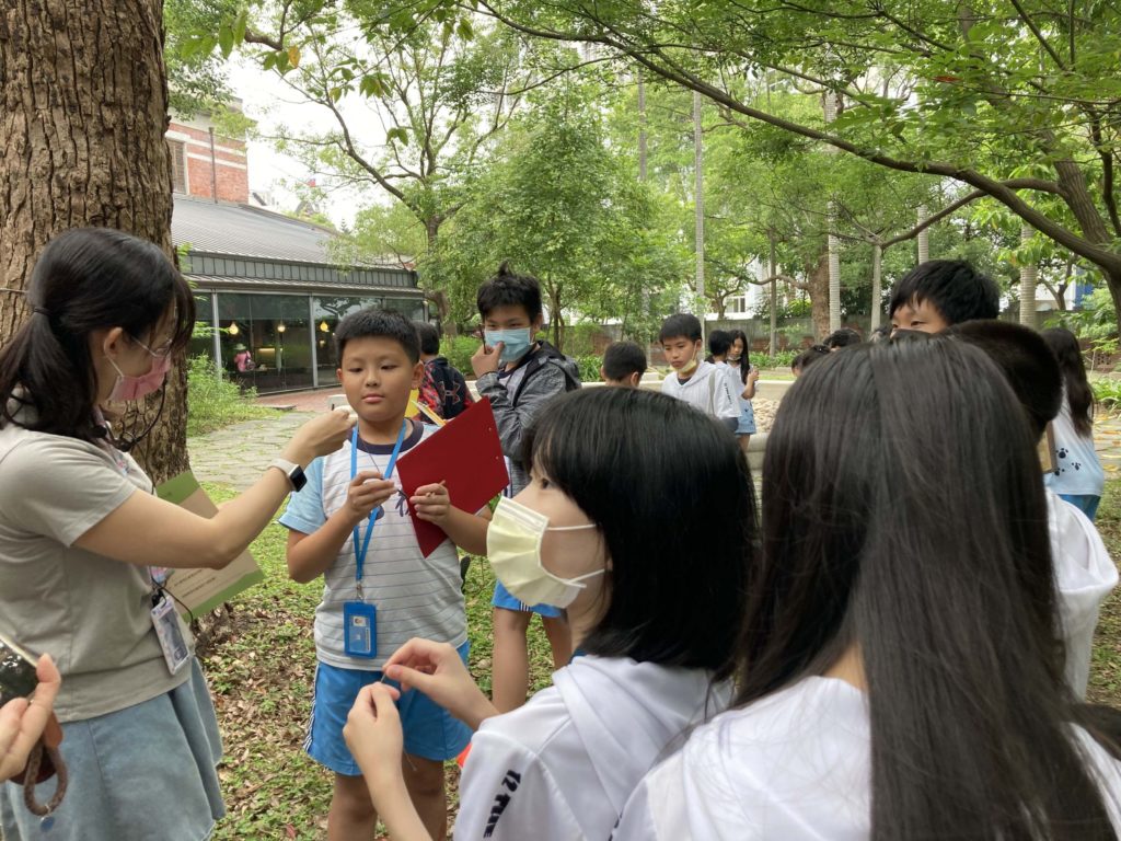 ▲民眾在臺博館所設計的綠動活動中縝密學習。（圖/臺博館 提供）