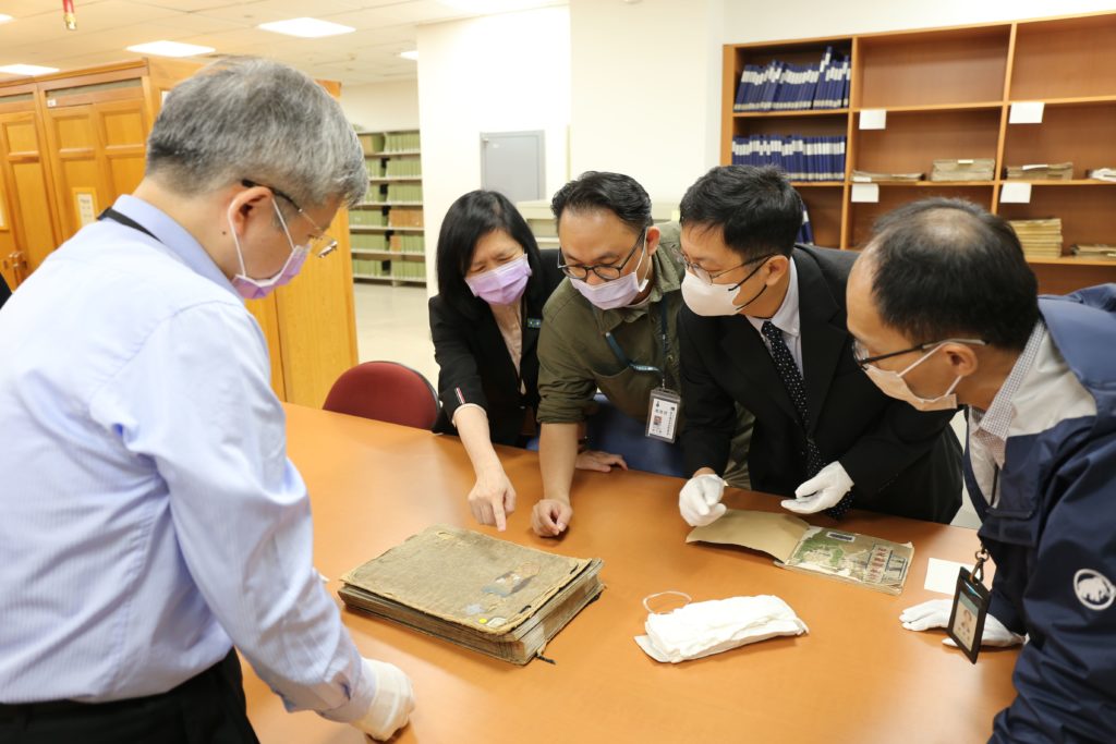 國立臺灣圖書館陳世榮編輯導覽國立臺灣圖書館特藏資料，雙方針對珍貴鐵道資料，討論未來合作標的。