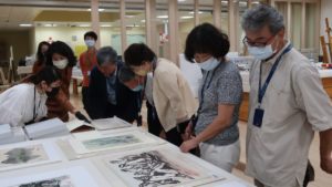 修復師為國美館廖仁義館長、洪瑞麟家族代表洪柏信與張芳錱伉儷，及白雪蘭與林宗興伉儷解說作品保存維護與整飭情形