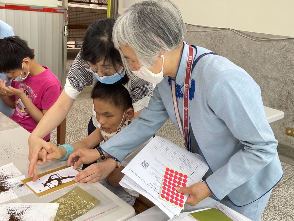 為視障學生精心設計「小麥咖啡山水畫」創作體驗，結合觸覺感知與永續利用，揮灑出一幅幅創意山水畫作。（圖/故宮提供）