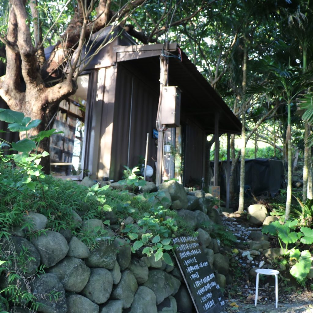 在島嶼彼端，點一盞溫柔沉靜的書燈－蘭嶼獨立書店「在海一方」暑假期間辦理人之島書展