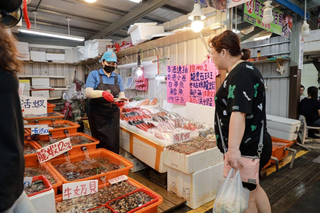 ▲龜吼漁夫市場的海產新鮮且多樣，吸引民眾與遊客前來選購。