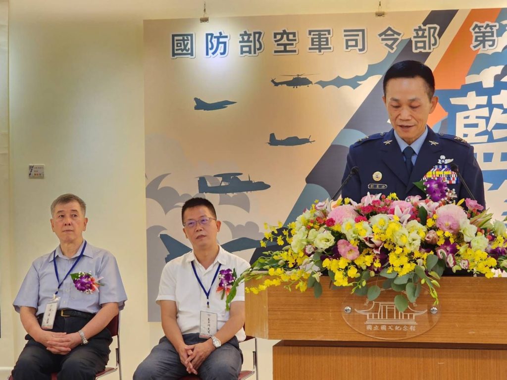 ▲空軍副司令劉中將在藍天美展開幕式上說明此次展覽的時代意義。（圖/詹佳綺 攝）