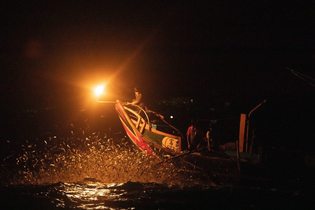 ▲夜間舉行的蹦火仔活動具有傳統歷史。（圖/新北漁業處 提供）
