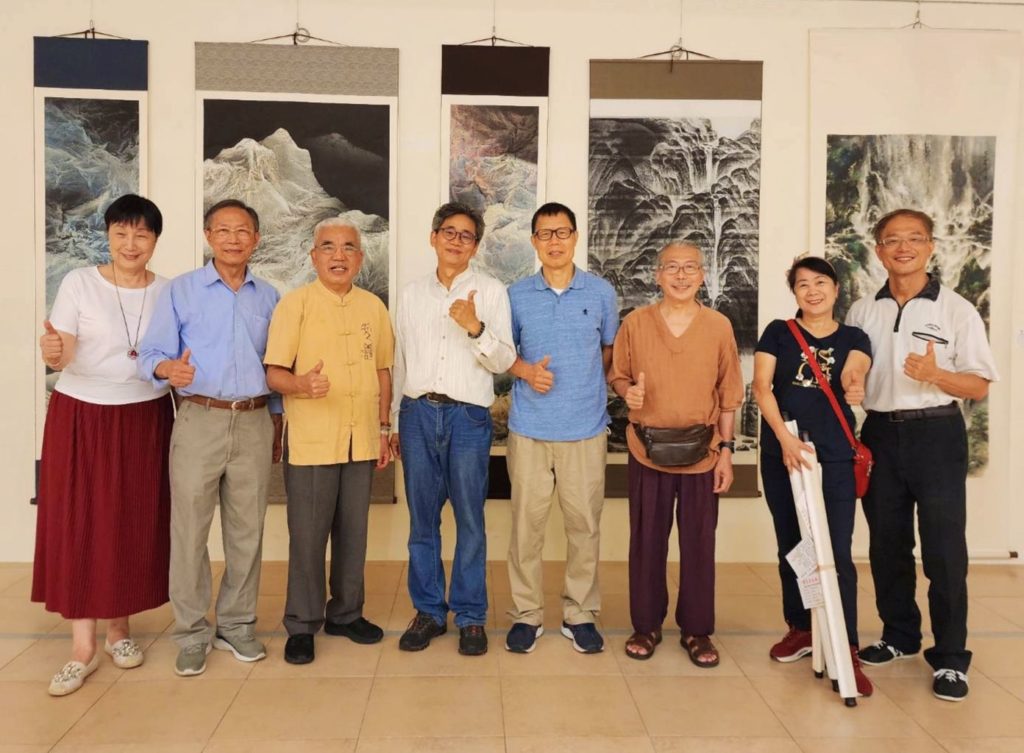 ▲參展的協會書畫老師們,開心合影留念。(圖/詹佳綺 攝)
