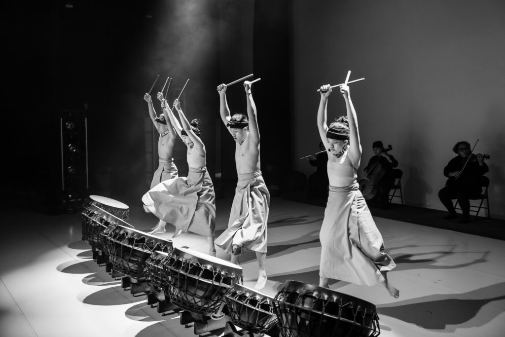 2023新北市鼓藝節在新北市美術館戶外園區演出，圖為羽擊舞藝術。（圖/羽擊舞藝術提供）
