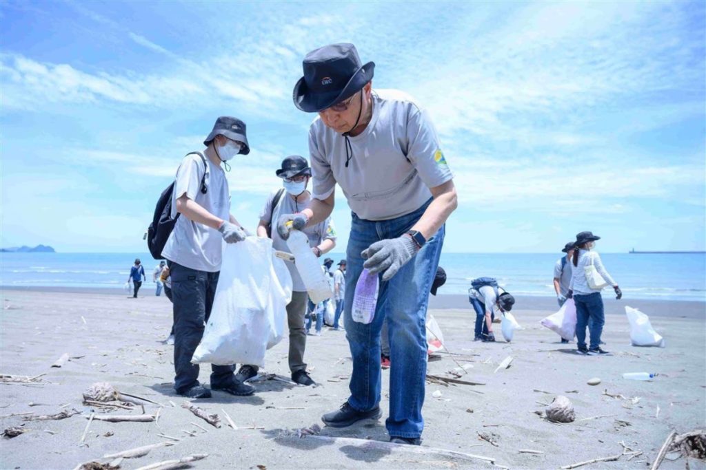 ▲高鐵江耀宗董事長號召高鐵人一起揮汗淨灘，用實際行動展現守護海洋、珍愛地球的環保理念。