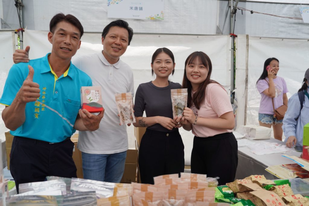 ▲參加坪林水岸潮茶野餐祭與展售會的農友民眾齊聚一堂。