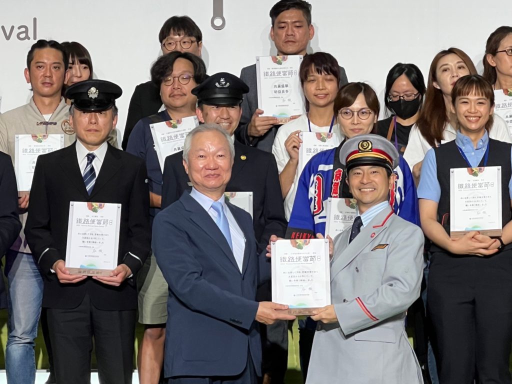 ▲陳裕謀主秘（左）代表臺鐡局對日本鐡道業者致贈感謝狀，場面熱烈。（圖/臺鐵 提供）