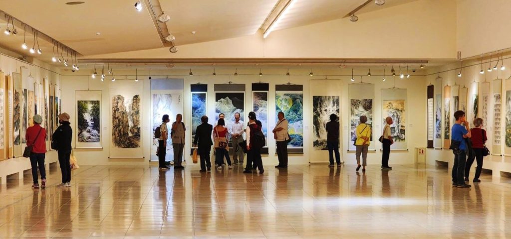 ▲展場中觀賞展覽作品的民眾相當踴躍。(圖/詹佳綺 攝)
