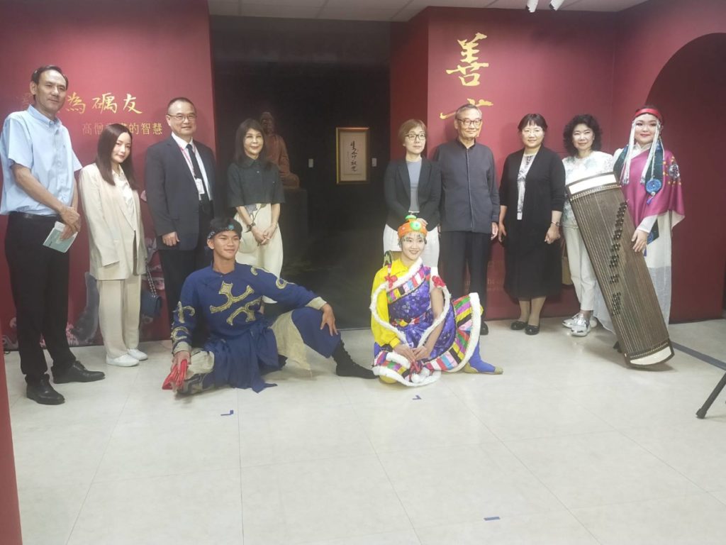 ▲高僧書畫展開幕式，文化部與多位藏家合影留念。