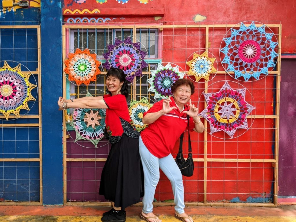 社區媽媽開心參與本次彩虹村鉤織藝術工作坊
