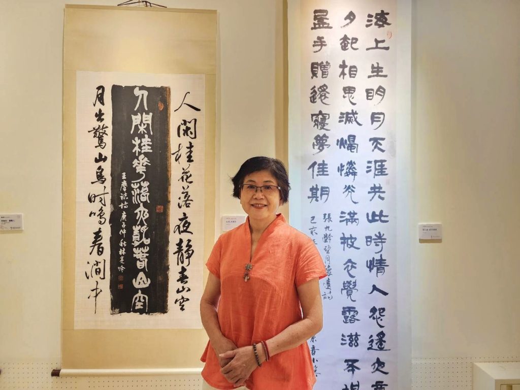 ▲書法家林亮吟的書體創作,在水墨畫作中獨樹一幟,格外聚焦。(圖/詹佳綺 攝)