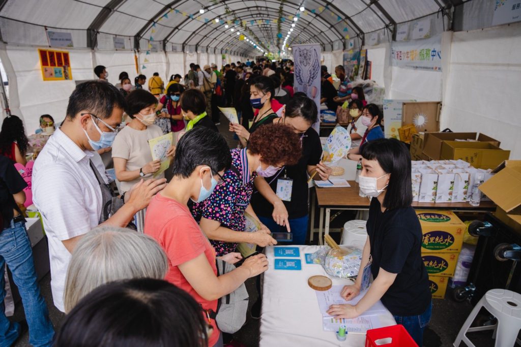 ▲民眾熱絡在坪林主場市集展售會出席活動。（圖/新北農業局 提供）