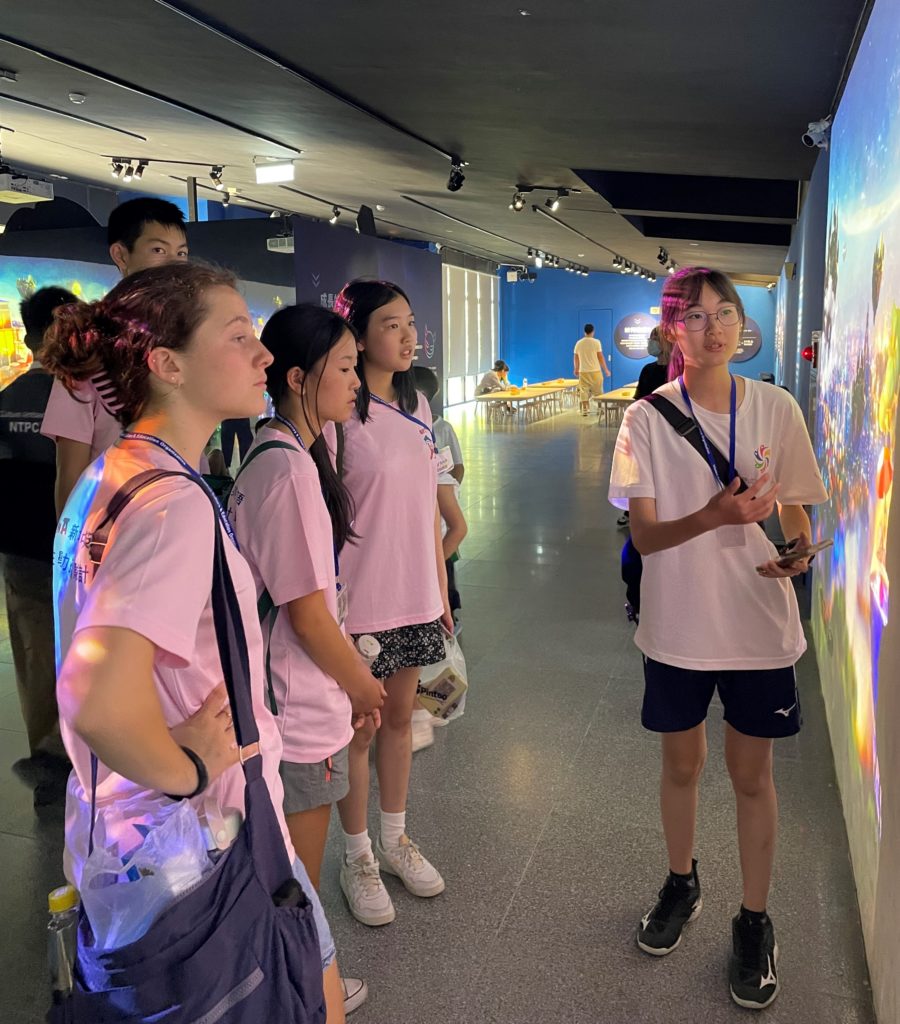 新北文化大使向華裔青年志工介紹新北市美術館展覽「新朋友」。（圖/文化局提供）