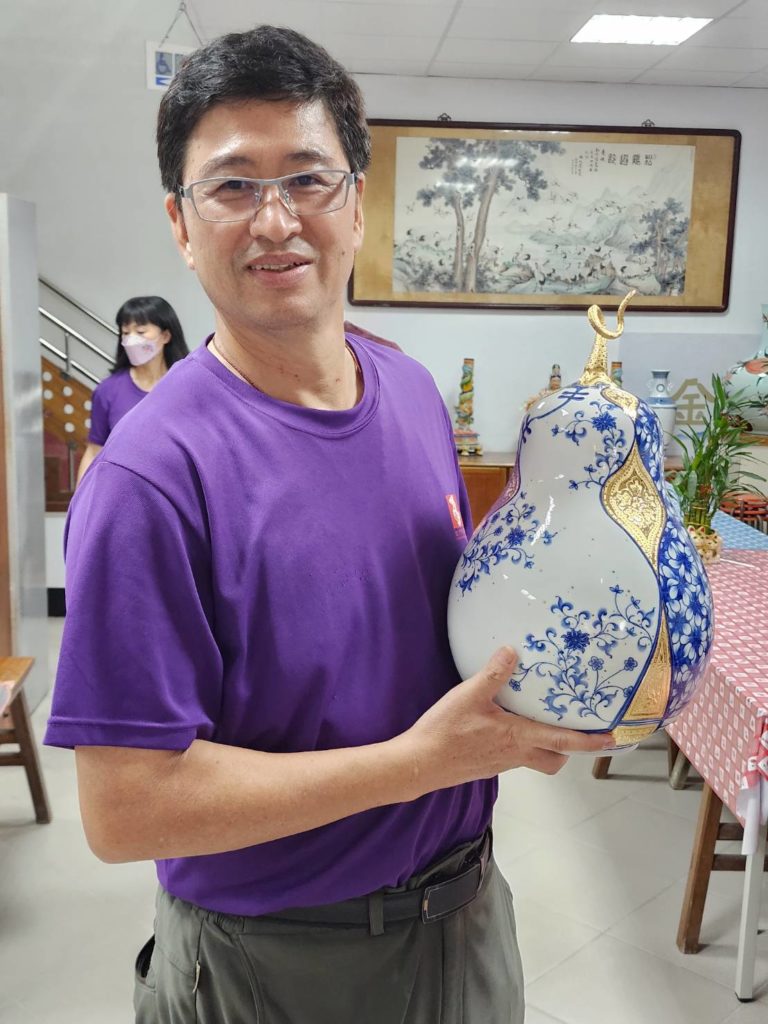 ▲何桂泉廠長拿著金門陶瓷廠所製作生產的青花瓷瓶，可謂頂級工藝品的尊榮。（記者 辛澎祥/攝）