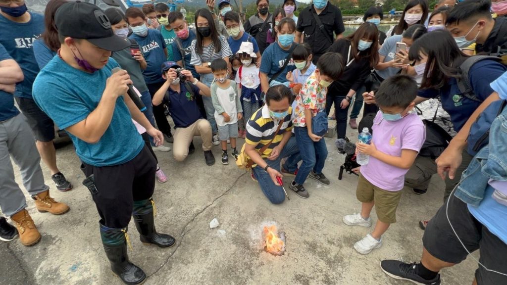 ▲簡士凱火長解說蹦火漁法，吸引民眾前往，帶動陸地發展。（圖/新北漁業處 提供）