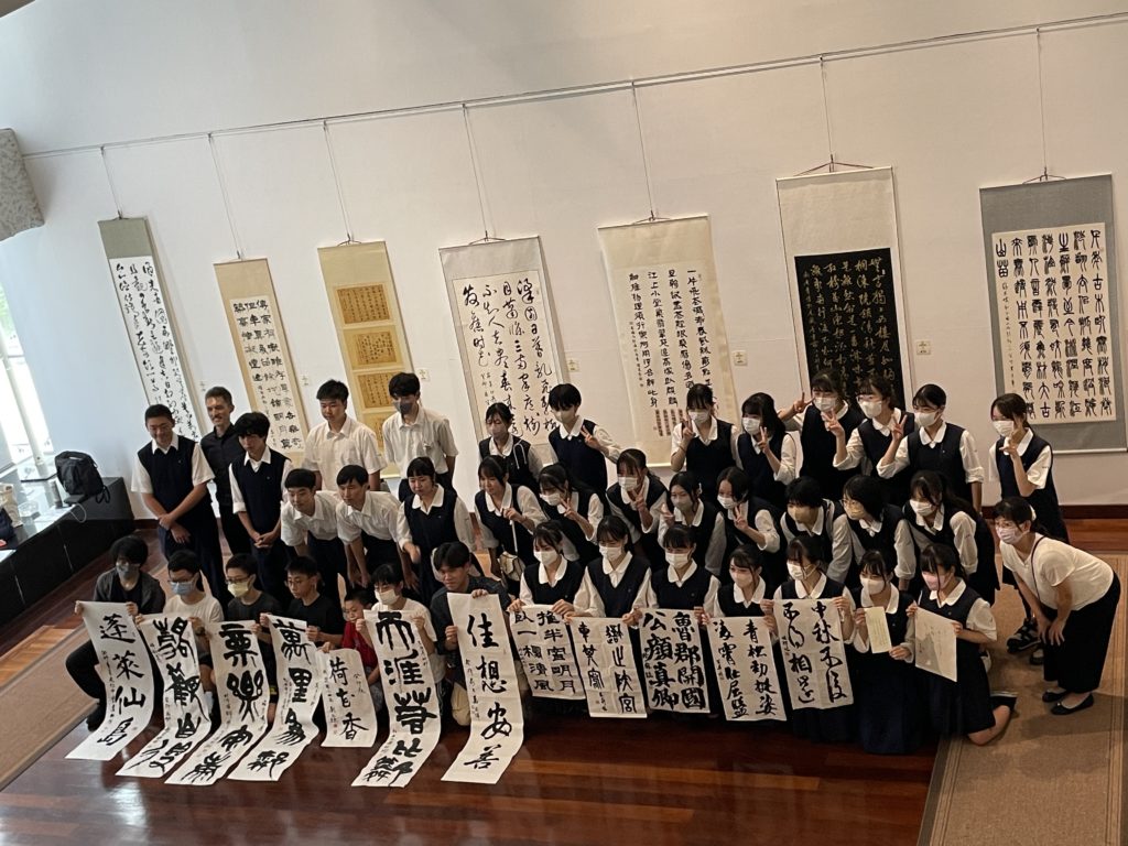 ▲日本大宮光陵高校學生展示各自書寫完成的作品，顯得質量兼俱，才情感人。（圖/張炳煌 提供）