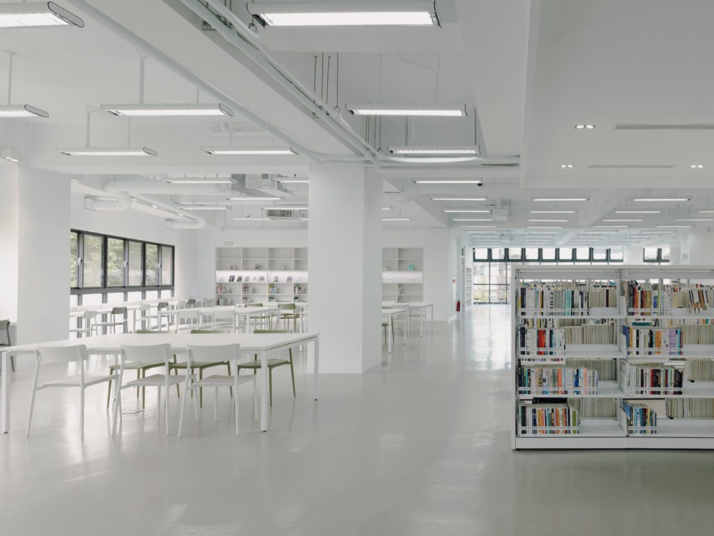 上楓圖書館二樓閱讀區，為民眾提供更優質的閱讀服務。（圖/文化局提供）