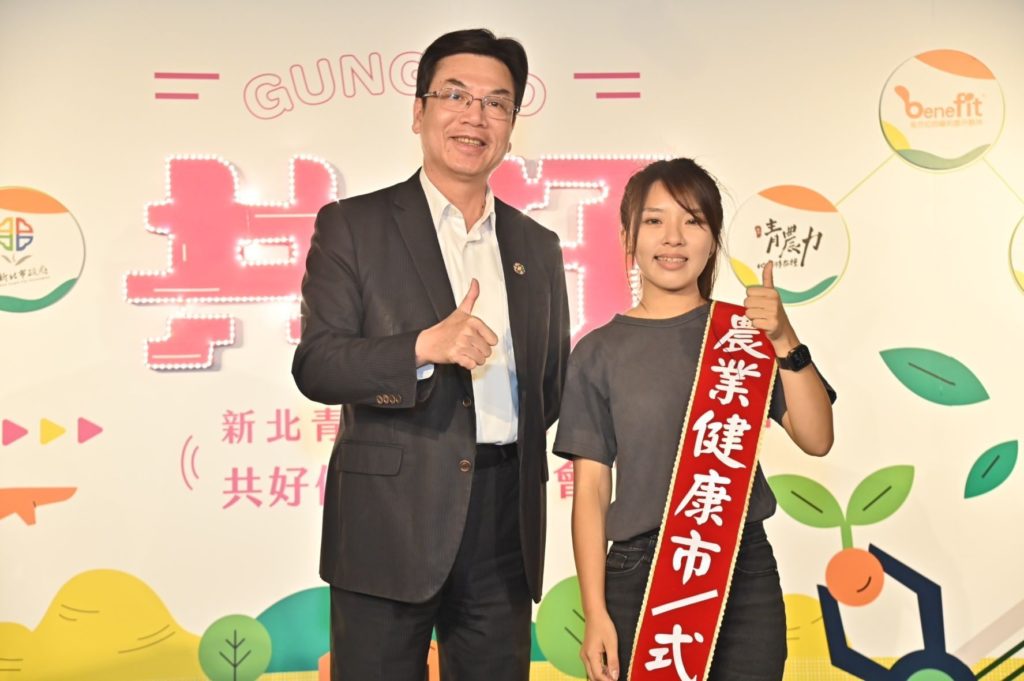 ▲新北市副市長劉和然（左）與青農代表合影留念。（圖/新北農業局 提供）