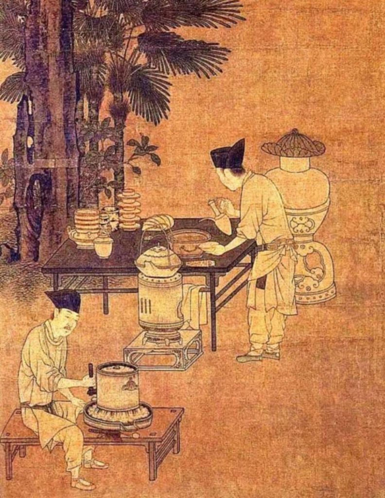 ▲南宋劉松年「攆茶圖」軸,局部,台北故宮博物院藏。畫面左之侍者推茶磨以磨茶,站立之侍者執湯瓶注水點茶。茶桌上有茶筅、茶盞、茶托等茶器。(圖/林淑珠 提供)