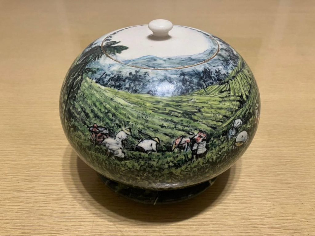▲書畫家余振明的畫作:立體圓形「採茶圖」彩瓷茶倉。(圖/余振明 提供)