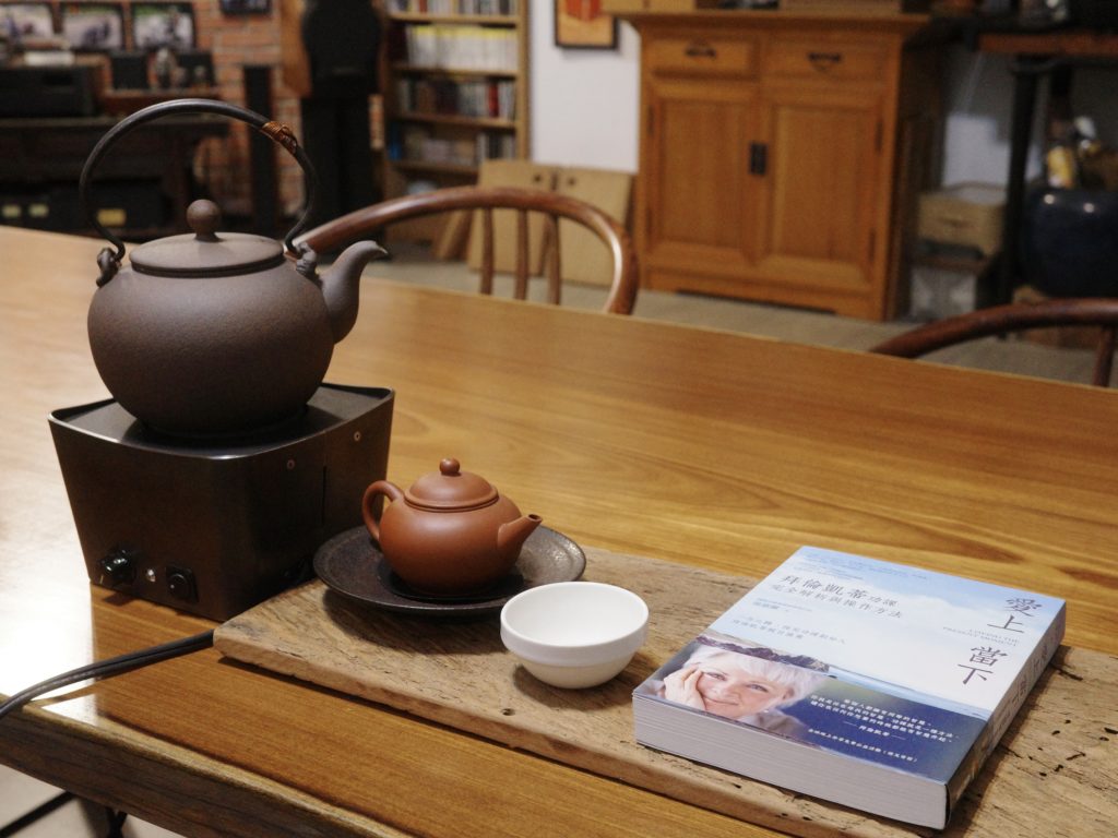 ▲人生清福:有好茶喝,有好書讀。(圖/林清文 提供)