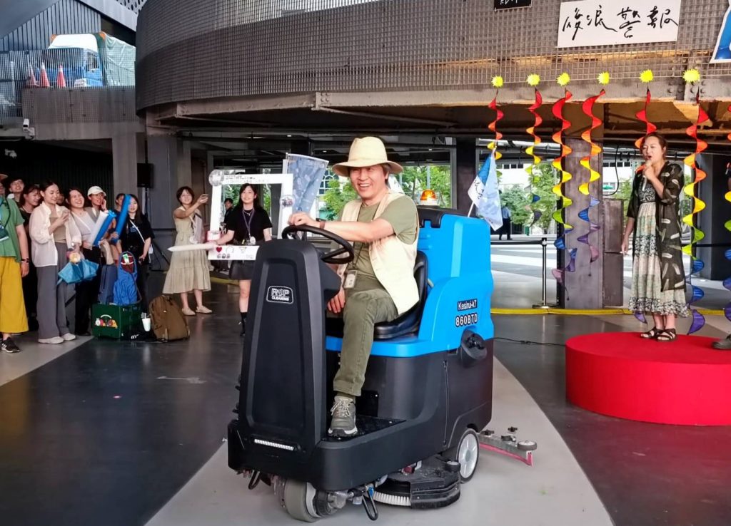 執行長王孟超駕駛戶外洗地車進場。（記者 陳安婷/攝）