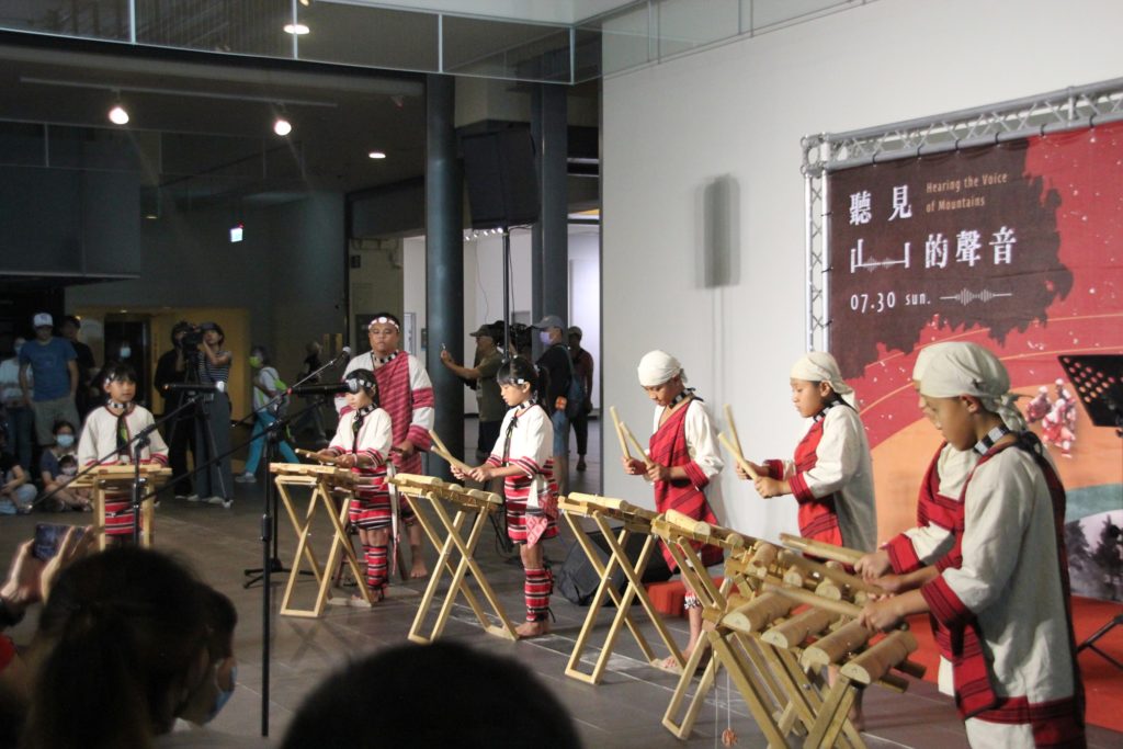 「都達國小」以賽德克族傳統樂器口簧琴及木琴打擊演出。（圖/國美館提供）