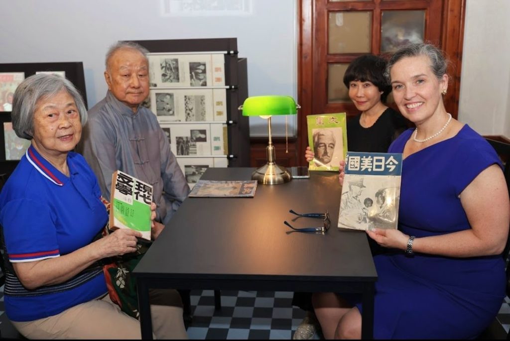 ▲資深作家陳若曦（左起）知名藝術家劉國松、臺文館館長林巾力與美國在台協會處長孫曉雅在展場合影留念。（圖/文化部 提供）