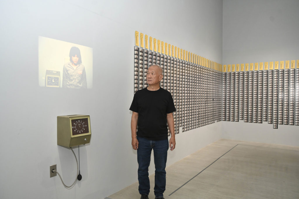 藝術家謝德慶與其作品〈一年行為表演1980-1981〉 。（圖/國美館提供）