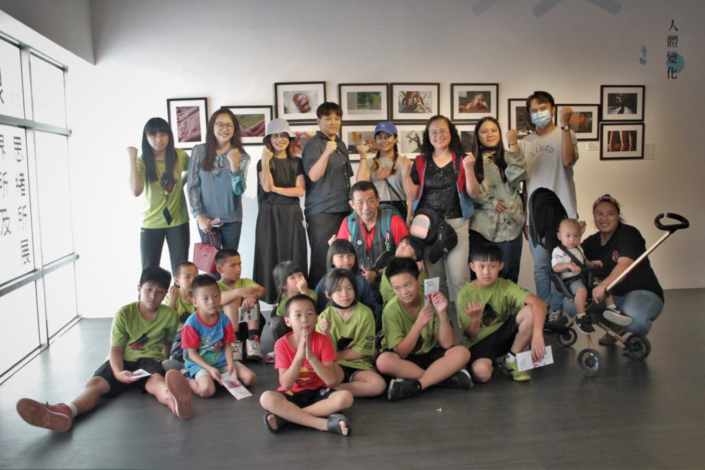 臺灣兒童攝影教育推行會與原民學童創作者合影