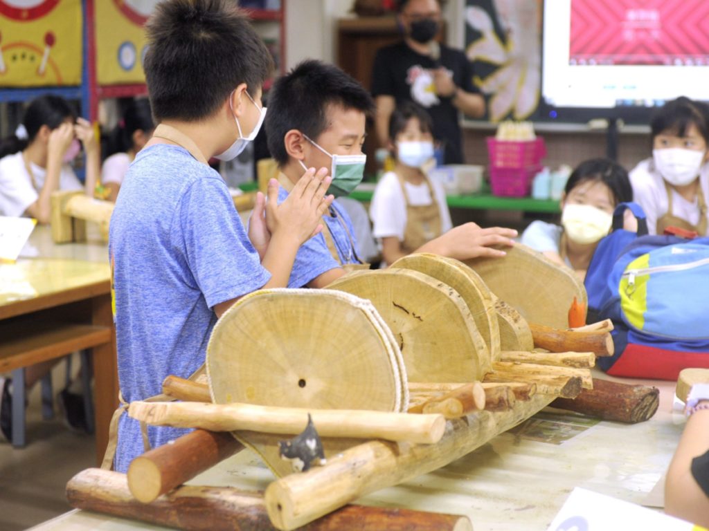 ▲以木作保存老校樹活動，北科大與政大實小木育合作。