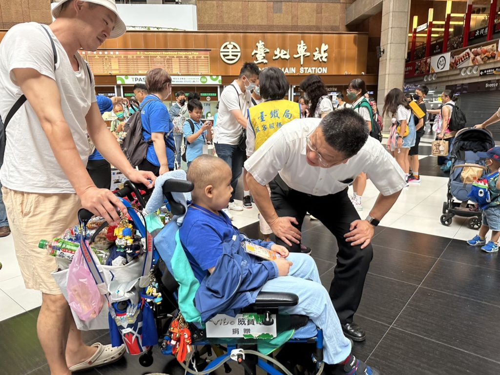 臺鐵局局長杜微到場歡迎小小病友並話家常。