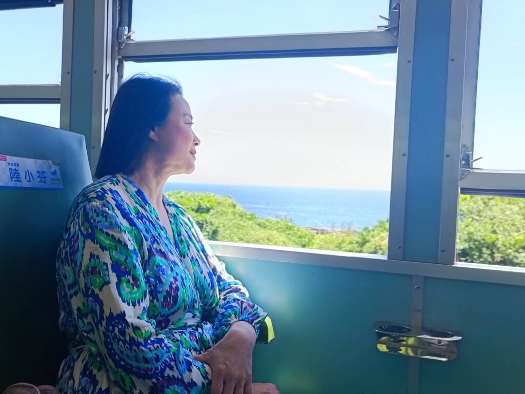 影后陸小芬坐在列車上，重視當年電影《看海的日子》遙望窗外開闊海景的畫面。（記者 陳安婷/攝）